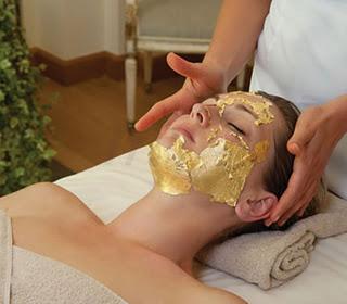 Un soin à l'or, quoi de plus luxueux ? Un soin à l'or, quoi de plus luxueux ?