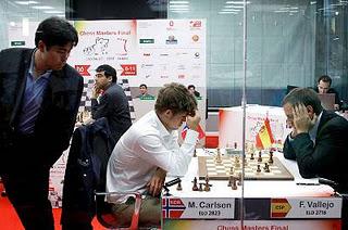 Echecs à Bilbao : Ronde 8, Magnus Carlsen face à Francisco Vallejo Pons sous les yeux d'Hikaru Nakamura © site officiel 