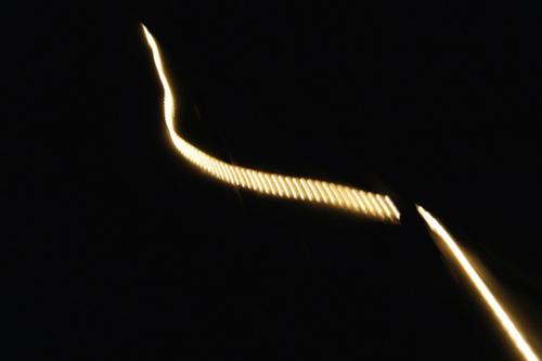 De l’autre côté des grands rideaux noirs qui entourent la... De l’autre côté des grands rideaux noirs qui entourent la...