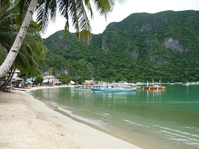 La plage, devant l'hotel