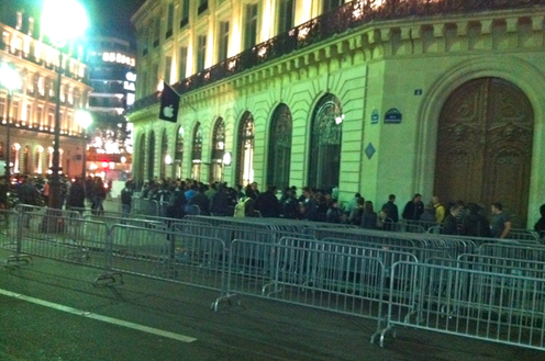 Une foule impressionnante devant l’Apple Store Opéra pour le lancement de l’ iPhone 4S!