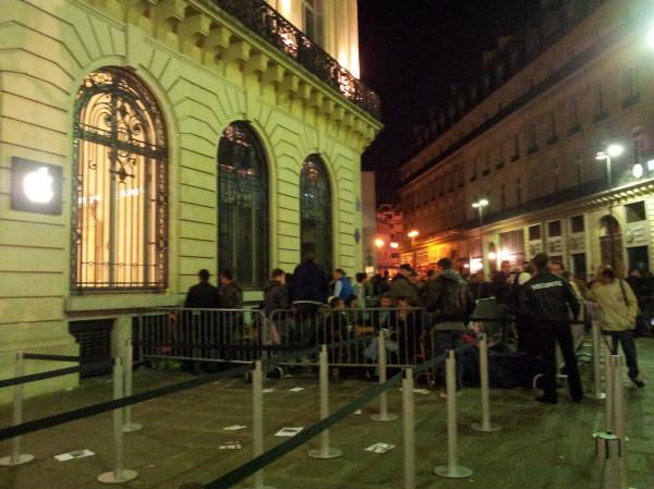 iPhone 4S: Une foule de passionnés attendait devant Apple Store d’Opéra