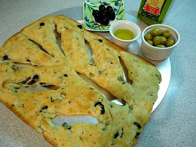 Fougasse aux olives noires et vertes