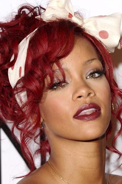 Photo-le-rouge-a-levres-bordeaux-de-Rihanna_portrait_w674