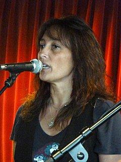 Lena Ayal en showcase à la FNAC City 2- Bruxelles, le 15 octobre 2011 P1170298.JPG