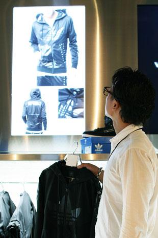 teamlab teamlab Le shopping au 21ème siècle : des puces RFID dans les cintres