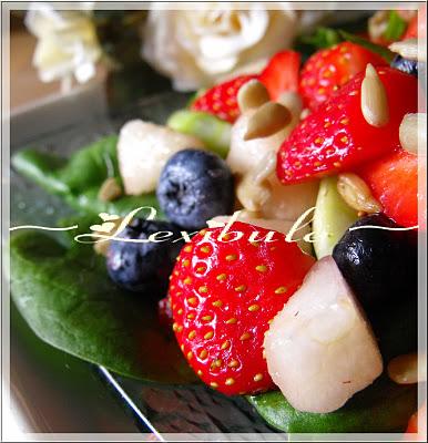 Salade d'épinards aux fraises, bleuets et poires Salade d'épinards aux fraises, bleuets et poires