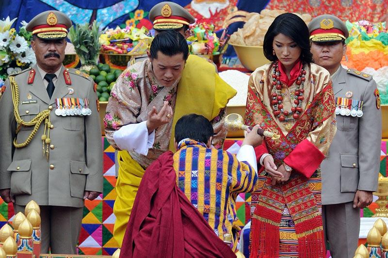 <b></div>Union</b>. La nouvelle reine du Bhoutan, une jeune roturière de 21 ans, a été couronnée jeudi par le souverain de ce petit pays perdu dans l'Himalaya, lors d'une cérémonie bouddhiste dans une forteresse monastique de Punakha, ancienne capitale du royaume. Jigme Khesar Namgyel Wangchuck, 31 ans, a posé la couronne sur la tête de Jetsun Pema, officialisant par ce geste leur union. La date de leur mariage a été choisie par un lama en fonction de l'alignement des planètes et des signes astrologiques des fiancés. La veille de leur union était une nuit de pleine lune. 