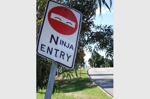 Des sens pas forcément pour le bon sens.... La panneau ninja