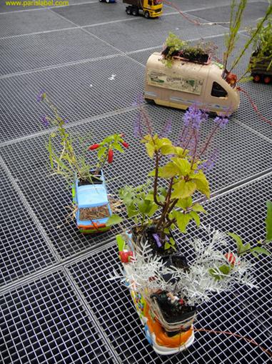 Déambulation dans les rues du 11e avec les truck-toys gardens imaginés par Paule Kingleur et réalisés par les amis de Paris Label, des Chemins Verts et Jérémy Forêt - Parking Day 2011