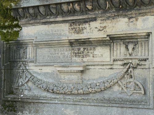 Le tombeau d'un entrepreneur en maçonnerie à Bordeaux (33) Le tombeau d'un entrepreneur en maçonnerie à Bordeaux (33)