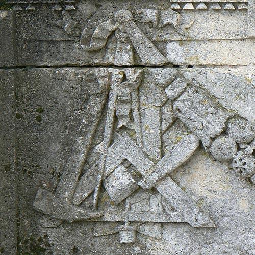 Le tombeau d'un entrepreneur en maçonnerie à Bordeaux (33) Le tombeau d'un entrepreneur en maçonnerie à Bordeaux (33)