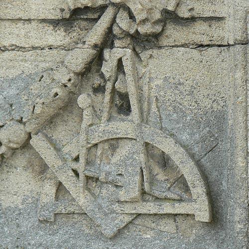 Le tombeau d'un entrepreneur en maçonnerie à Bordeaux (33) Le tombeau d'un entrepreneur en maçonnerie à Bordeaux (33)