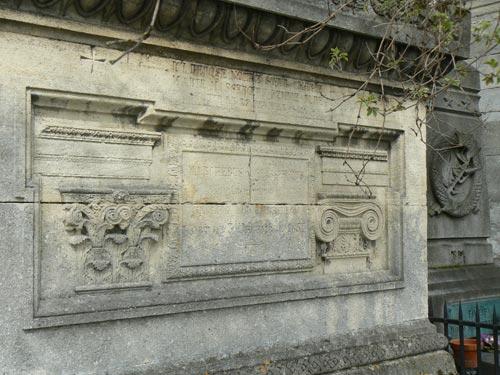 Le tombeau d'un entrepreneur en maçonnerie à Bordeaux (33) Le tombeau d'un entrepreneur en maçonnerie à Bordeaux (33)