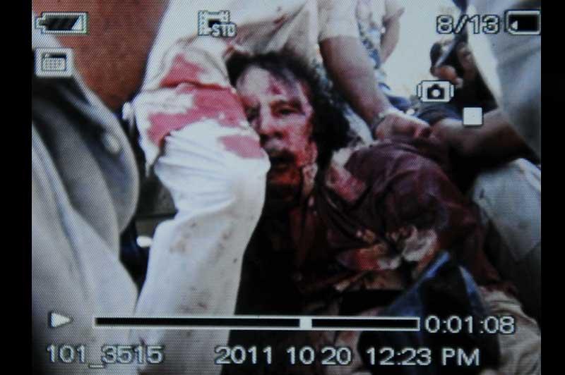 <b></div>Tombé</b>. Cette image, prise avec un téléphone portable est présentée par l'Agence France-Presse comme celle de la dépouille du Guide. «Nous annonçons au monde que Kadhafi a été tué aux mains des révolutionnaires», a indiqué à la presse le porte-parole officiel du CNT à Benghazi, Abdel Hafez Ghoga. «C'est un moment historique, c'est la fin de la tyrannie et de la dictature. Kadhafi a rencontré son destin». L'ancien «guide» libyen aurait été blessé à la tête et aux jambes par une attaque aérienne de l'Otan alors qu'il tentait de fuir Syrte, dernier bastion kadhafiste pris dans la journée par les forces du Conseil national de transition. Il a ensuite succombé à ses blessures. 