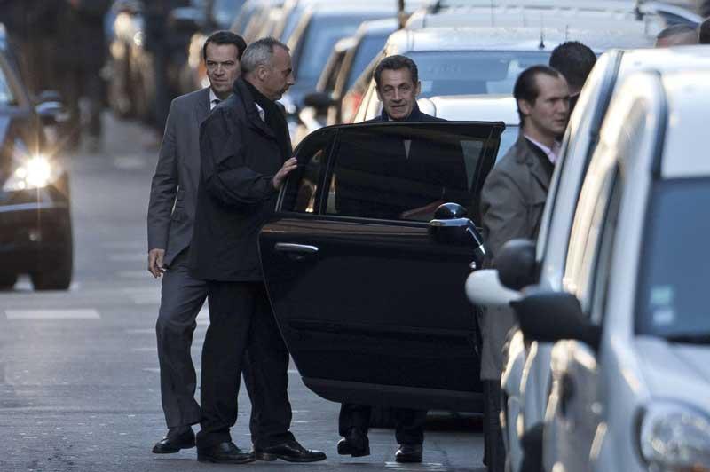 <b></div>Bienvenue !</b> Nicolas Sarkozy, papa, assure que le bébé et sa maman «vont très bien ! » En costume, écharpe bleu marine et dossiers à la main, le chef de l'État a fait un bref passage ce matin à la clinique de La Muette (Paris XVIe) où son épouse Carla Bruni-Sarkozy a accouché d'une petite fille, et s'est ensuite conformé à son programme de président-candidat en partant en déplacement en Mayenne. Pour l’heure, on ignore encore le prénom de l’enfant. C'est la première fois qu'un président de la Ve République devient père dans l'exercice de ses fonctions.