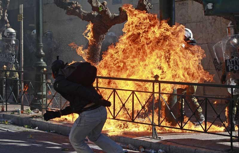 <b></div>Généralisée</b>. C'est la plus grosse manifestation en Grèce depuis le début de la crise de la dette. Plus de 120.000 personnes ont défilé jeudi contre l’austérité, dans les principales villes du pays. A Athènes, alors que les premiers piétinaient sur la place Syntagma, la fin du cortège était encore devant le musée archéologique, à plus de trois kilomètres. La capitale était envahie, toutes les rues étaient remplies par la foule. Mais le rassemblement, pacifique a une nouvelle fois rapidement dégénéré. Des incidents ont éclaté entre une partie des manifestants et la police, avec des jets de pierres et de cocktails Molotov, d'un côté et des grenades lacrymogènes, de l'autre. Aujourd’hui, au deuxième jour de grève, la situation reste toujours très tendue entre policiers et manifestants. 