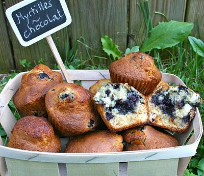 MUFFINS  (SANS BEURRE) AU CHOCOLAT BLANC ET AUX MYRTILLES