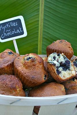 MUFFINS  (SANS BEURRE) AU CHOCOLAT BLANC ET AUX MYRTILLES