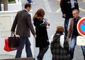 Carla Bruni-Sarkozy : Sortie de la clinique avec sa petite Giulia