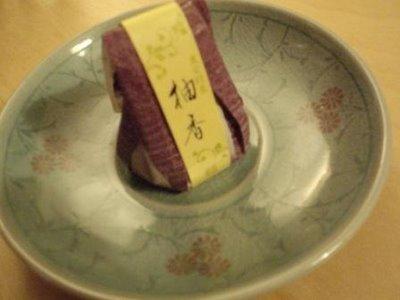 Thé vert et offrande de wagashi