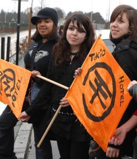 Des fans de Tokio Hotel, devant le Zenith de Nantes, le 27 février 2008.