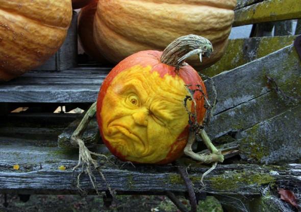 thinker 590x415 The Pumpkins by Ray Villafane arty sculpture Ray Villafane Pumpkins halloween citrouilles 