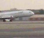 vidéo avion atterrissage air iran train bloqué
