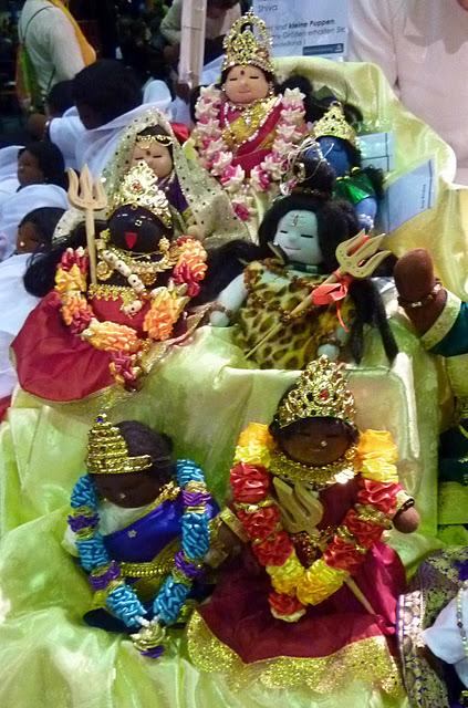 Tu aimeras ton prochain: Amma ou le futur réalisé Tu aimeras ton prochain: Amma ou le futur réalisé