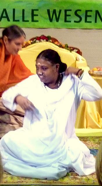 Tu aimeras ton prochain: Amma ou le futur réalisé Tu aimeras ton prochain: Amma ou le futur réalisé