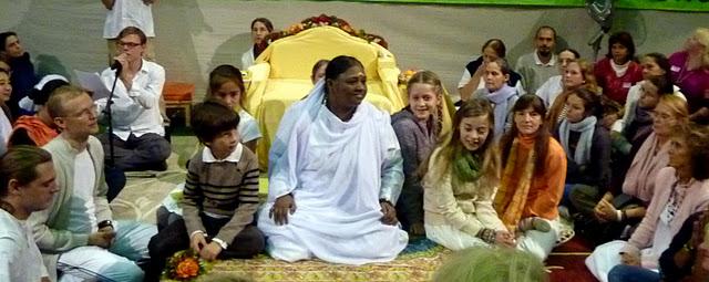 Tu aimeras ton prochain: Amma ou le futur réalisé Tu aimeras ton prochain: Amma ou le futur réalisé