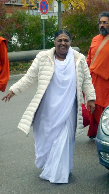 Tu aimeras ton prochain: Amma ou le futur réalisé Tu aimeras ton prochain: Amma ou le futur réalisé