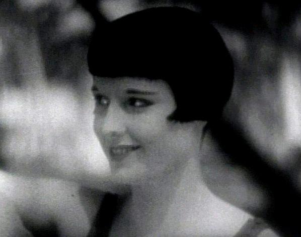 Louise Brooks et son style sourire.jpg
