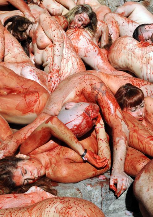 Amas de corps nuis enchevêtrés