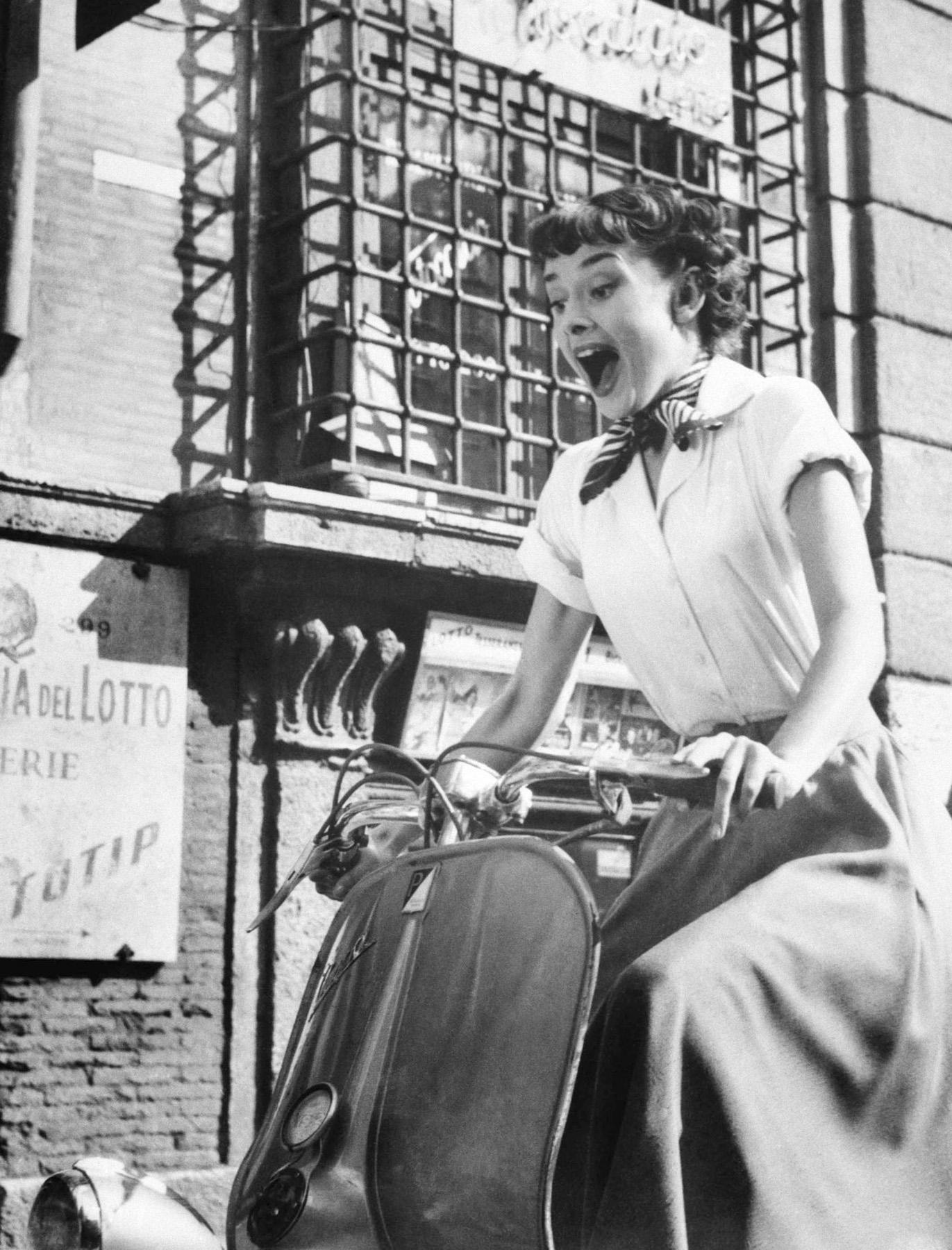L'automne en scooter avec l'élégance d'Audrey Hepburn