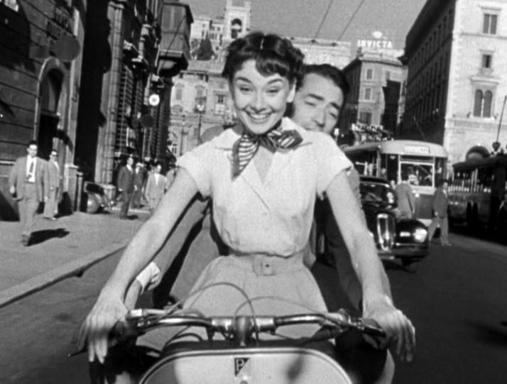 L'automne en scooter avec l'élégance d'Audrey Hepburn
