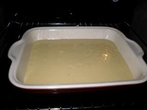 Le brownies au chocolat blanc dans le four Le brownies au chocolat blanc dans le four