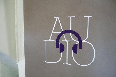 Signalétique médiathèque Amilly - design graphique agence Fake 04 audio La signalétique de médiathèque de la ville d’Amilly par l’agence Fake