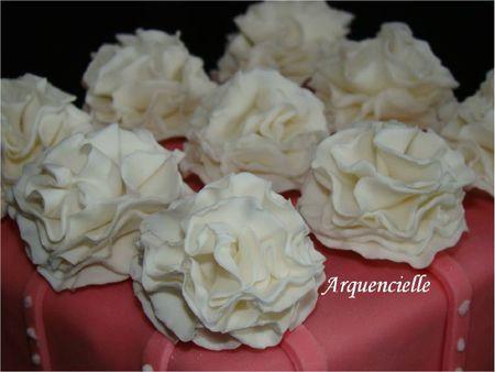 Gâteau Oeillets detail fleurs modèle Wilton