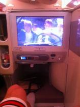 f1qxl la télé les jambes étendues, comme à la maison