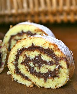 ROULÉS MOELLEUX AUX MÛRES OU AU NUTELLA ROULÉS MOELLEUX AUX MÛRES OU AU NUTELLA