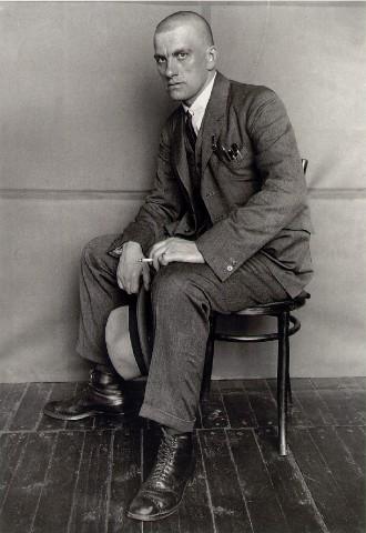 rodchenko_mayakovsky_seated Les autres foires Photo, un peu tard (2)