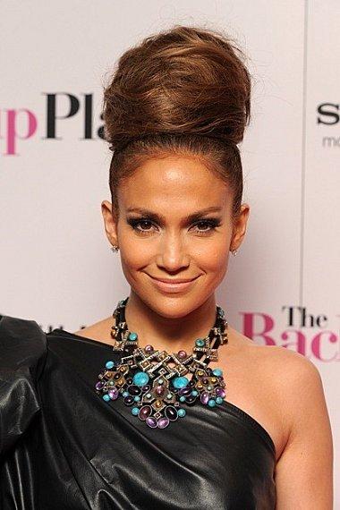 Jennifer-Lopez-et-son-chignon-haut-de-forme_portrait_w674.jpg
