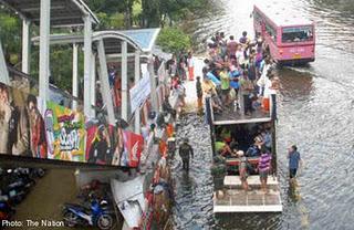 Bangkok: le niveau de l'eau commence à diminuer, mais le ras-le-bol gagne les habitants
