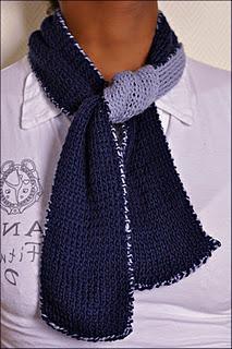Double knitted scarf / Echarpe bicolore réversible Double knitted scarf / Echarpe bicolore réversible