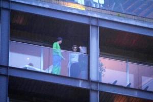 brit-wave2 Britney salue ses fans du balcon de son hôtel