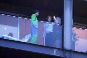 brit-wave1 Britney salue ses fans du balcon de son hôtel