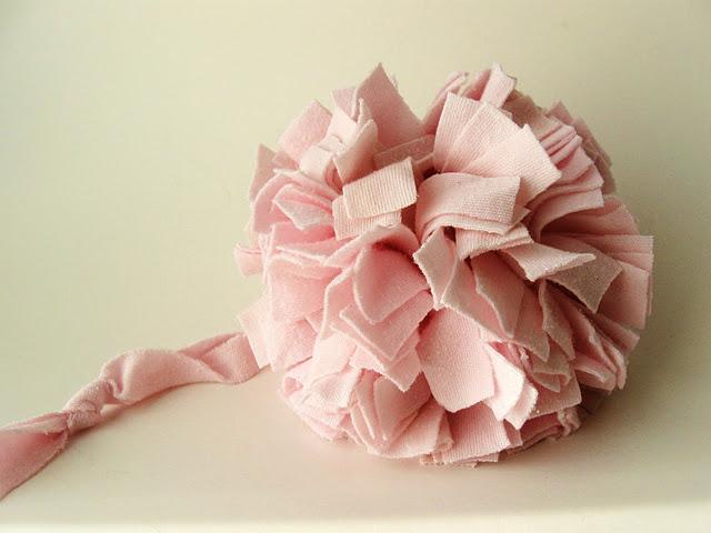 Éco-Tuto: Fabriquer des pompoms avec des t-shirts recyclés Éco-Tuto: Fabriquer des pompoms avec des t-shirts recyclés