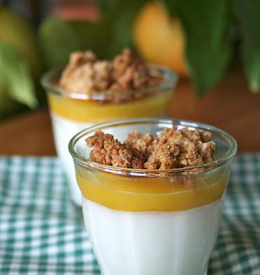 PANACOTTA VANILLÉ, COULIS DE MANGUE ET CRUMBLE D'AVOINE