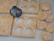 P1120197 (Medium) CANAPES CROUSTILLANTS AUX CEPES